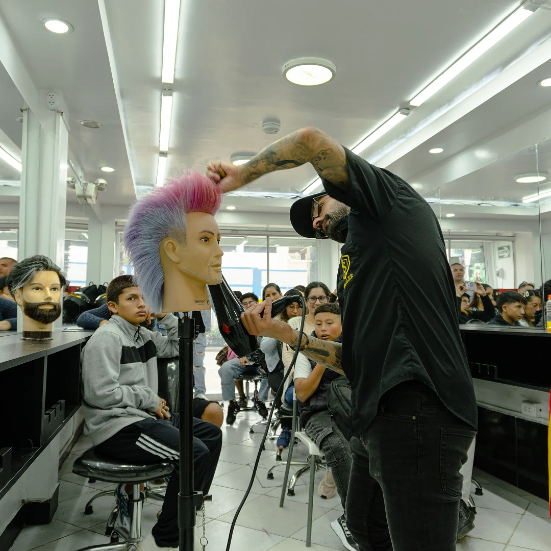 Barbero estilizando un maniquí colorido.