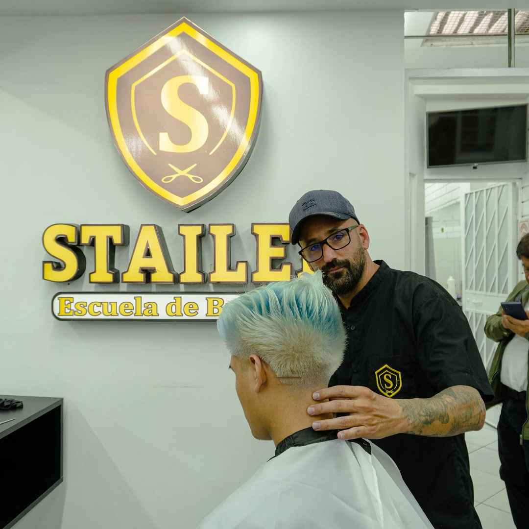 Estudiante en escuela de barbería.