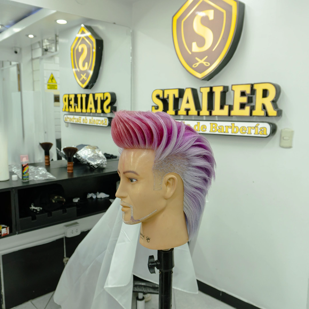 Peinado moderno con colores vibrantes