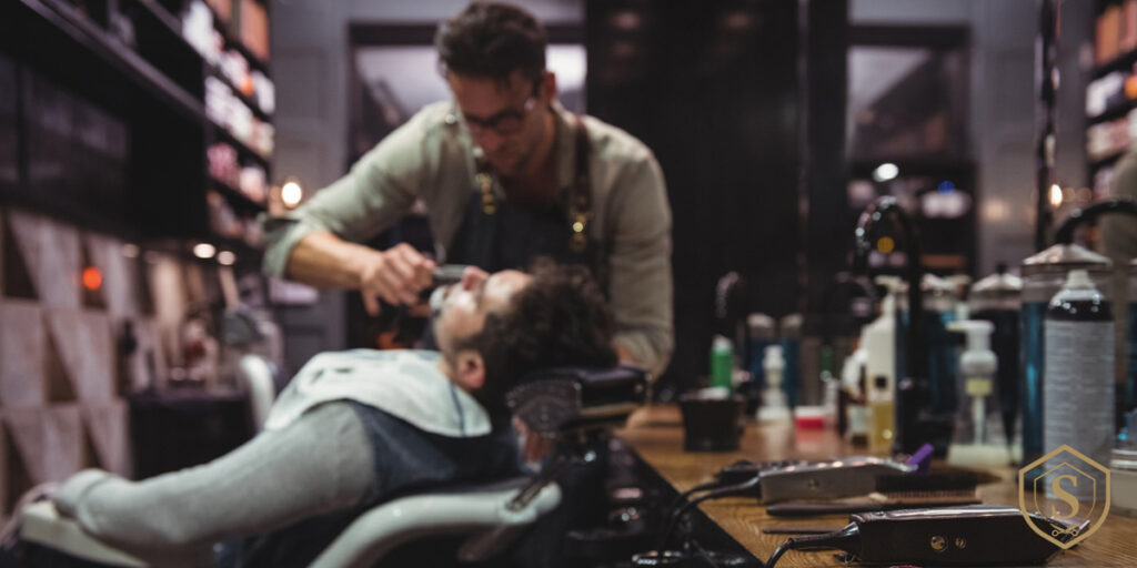 barbero atendiendo a cliente en su negocio de barberia 2026