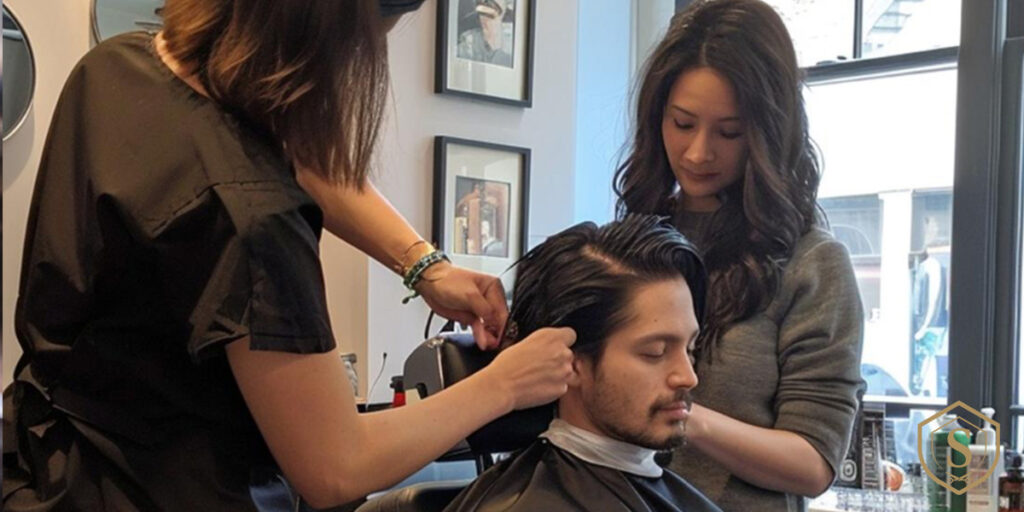 mujeres barberas haciendo corte de cabello a cliente